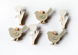 Dřevění ptáci a tulipány